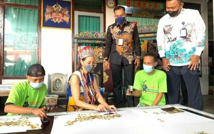 Kunjungi Sumenep, Putri Indonesia Roro Ayu Maulida Belajar Membatik