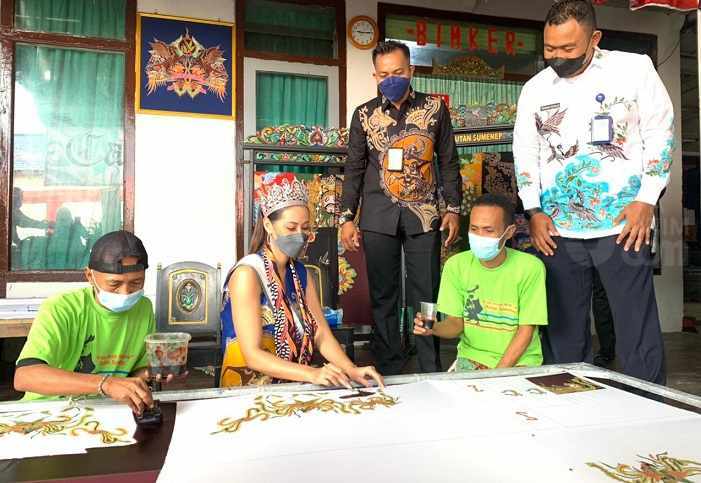 Kunjungi Sumenep, Putri Indonesia Roro Ayu Maulida Belajar Membatik