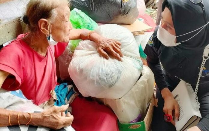 Nenek Lansia Tinggal di Pasar Duduksampeyan, Kaget Saat Dikunjungi Korkab PKH Gresik