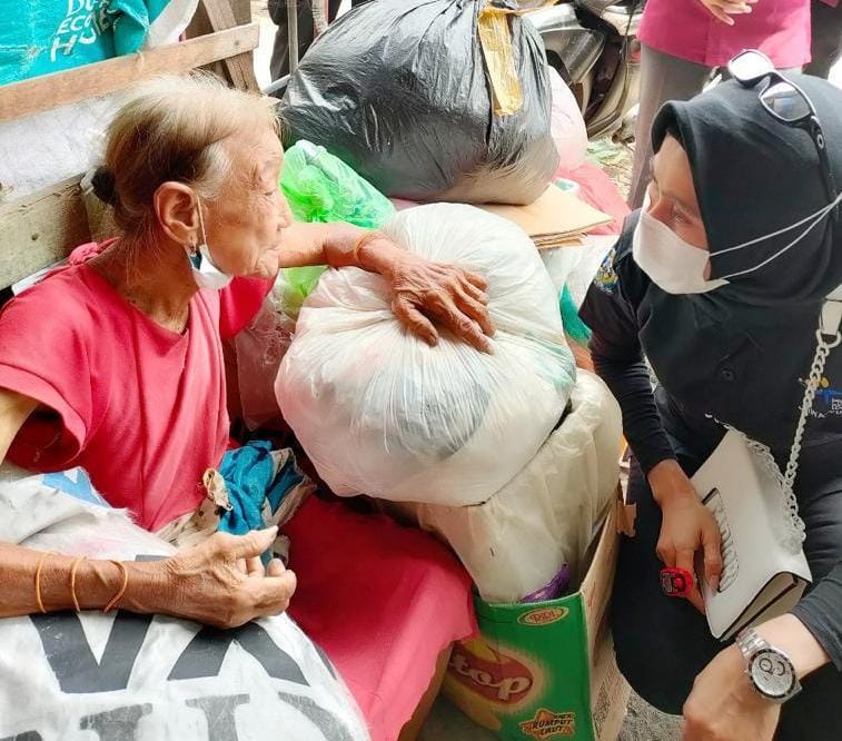 Nenek Lansia Tinggal di Pasar Duduksampeyan, Kaget Saat Dikunjungi Korkab PKH Gresik