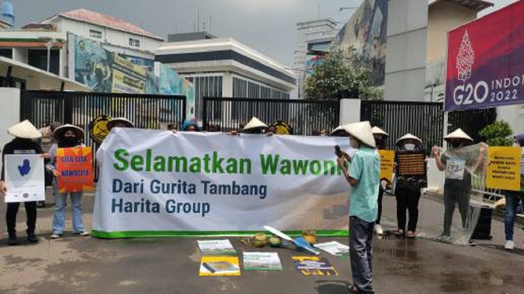 Sejumlah warga Konawe Kepulauan (Konkep), Sulawesi Tenggara (Sultra) menggelar demonstrasi di Kementerian Energi Sumber Daya Mineral (ESDM), Jakarta pada Kamis (17/3/2022). Aksi demonstrasi tersebut digelar dengan membawa spanduk penolakan dan kecaman terkait aktivitas tambang PT Gema Kreasi Perdana (PT GKP). (Foto: JATAM Nasional)