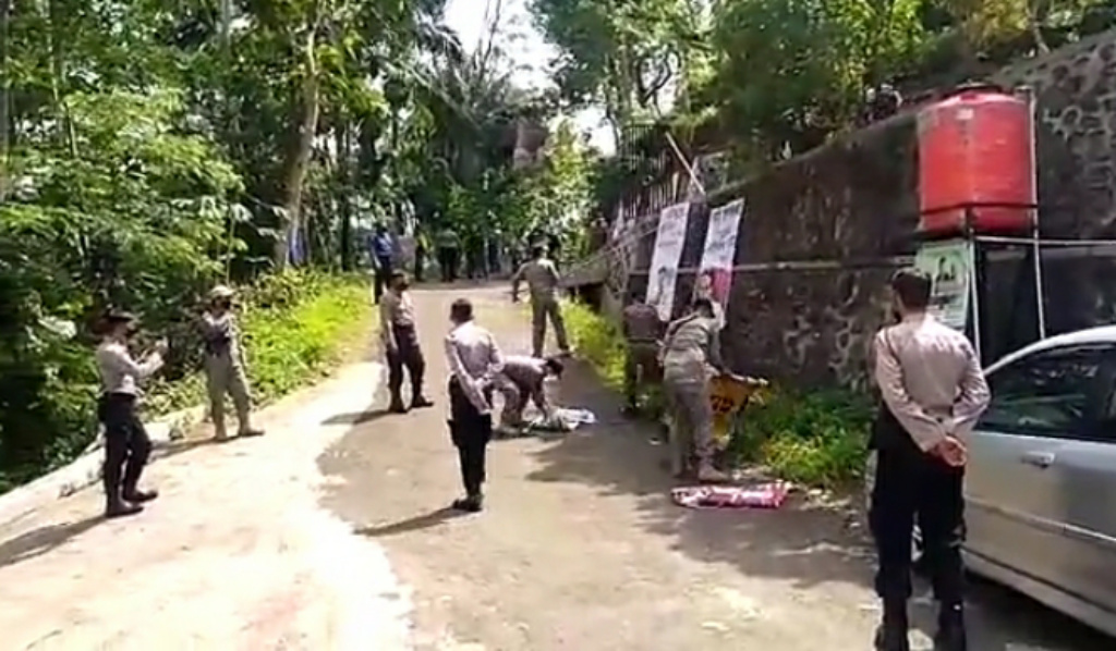 Satpol PP yang dikawal Polisi dan TNI lakukan pencopotan banner/poster penolakan tambang batuan andesit milik warga Desa Wadas, Kecamatan Bener, Purworejo, Jawa Tengah, Selasa (1/3).