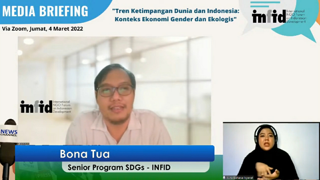 Senior Program Officer SDGs INFID, Bona Tua saat menyampaikan laporannya dalam media briefing International NGO Forum on Indonesian Development (INFID), bertajuk ‘Tren Ketimpangan Dunia dan Indonesia: Konteks Ekonomi, Gender dan Ekologis’, Jumat (4/3).