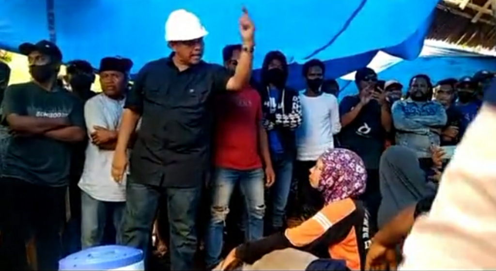 Seorang karyawan PT GKP memerintahkan polisi menangkap emak-emak penolak tambang di Kabupa Konawe Konawe Kepulauan (Konkep). (Foto: Tangkap Layar)