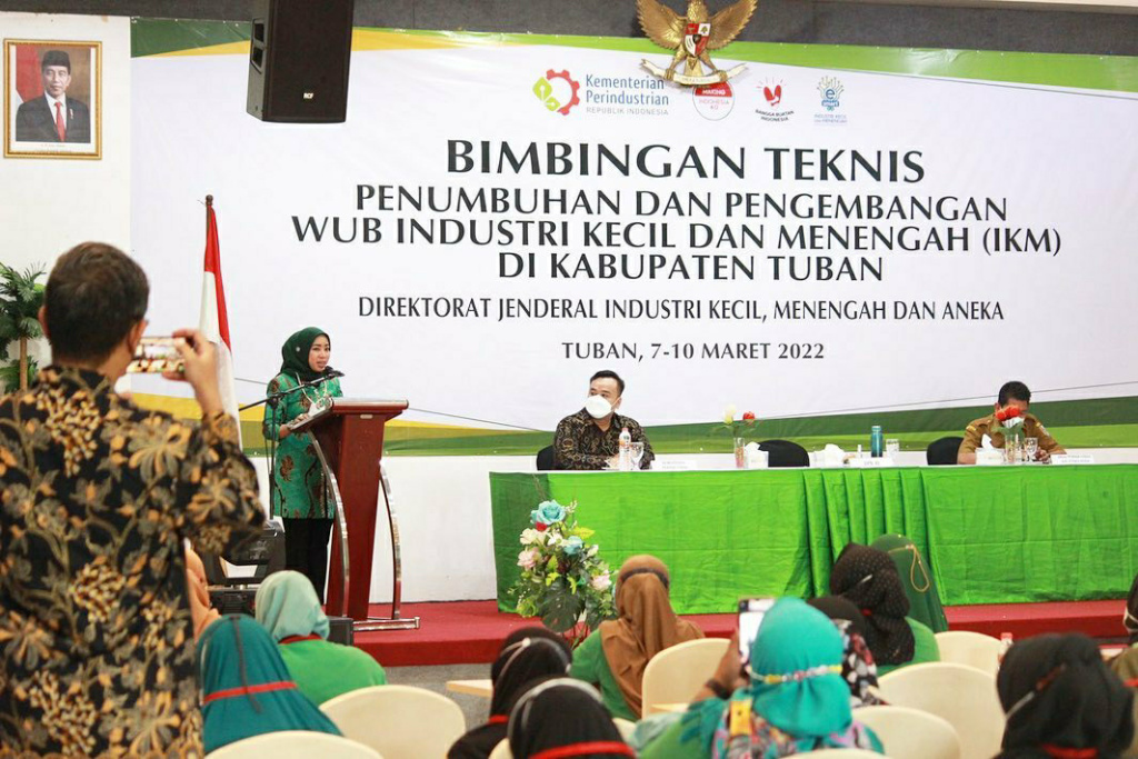 Anggota Komisi VII DPR RI Ratna Juwita Sari, menyampaikan sambutan dalam acara 'Pelatihan Wirausaha Baru' yang dikemas dalam bentuk 'Bimbingan Teknis Penumbuhan dan Pengembangan WUB IKM', di Kabupaten Tuban, Jawa Timur. (Foto: Instagram @iya_juwita)