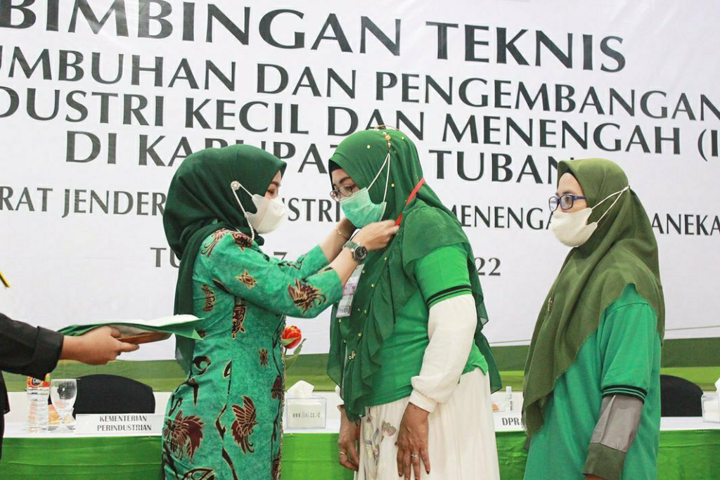 Secara simbolis, Anggota Komisi VII DPR RI Ratna Juwita Sari mengalungkan kartu tanda peserta, sebagai tanda dimulainya 'Pelatihan Wirausaha Baru' yang dikemas dalam bentuk 'Bimbingan Teknis Penumbuhan dan Pengembangan WUB IKM', di Kabupaten Tuban, Jawa Timur. (Foto: Instagram @iya_juwita)