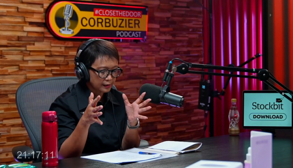 Menteri Luar Negeri Indonesia, Retno Marsudi, saat menjadi tamu dalam podcast close the door, Deddy Corbuzier. (Foto: Tangkap Layar)