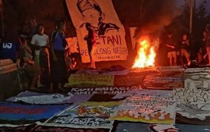 Warga Wadas menyambut kedatangan Gubernur Jawa Tengah dengan beragam poster penolakan tambang. (Foto: Gempadewa)