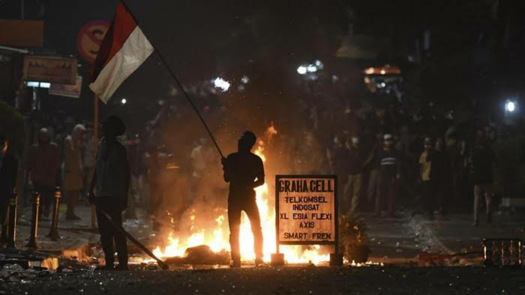 Foto Ilustrasi: Polisi menembakkan gas air mata saat bentrokan terjadi di kawasan Palmerah, Jakarta, Rabu (25/9/2019). (Dok. Antara Foto)