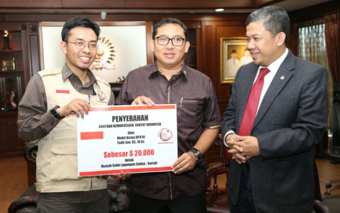 Fadli zon saat menerima delegasi kemanusiaan dari Forum Indonesia Peduli Syam (FIPS). (Foto: Twitter Fadli Zon)