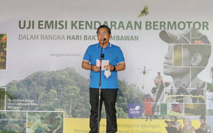 Wakil Menteri Lingkungan Hidup dan Kehutanan (Wamen), Alue Dohong menyampaikan sambutan saat mengawali kegiatan Uji Emisi Kendaraan Bermotor sebagai rangkaian Hari Bakti Rimbawan Tahun 2022, di Jakarta, Jumat (18/2). (Foto: Dok. KLHK)