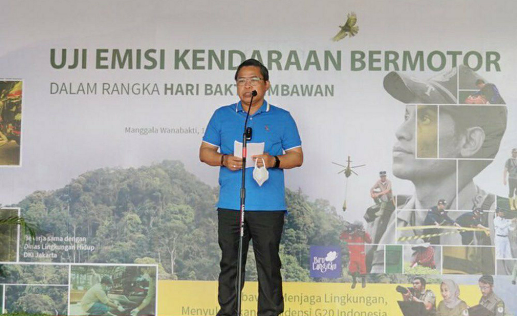 Wakil Menteri Lingkungan Hidup dan Kehutanan (Wamen), Alue Dohong menyampaikan sambutan saat mengawali kegiatan Uji Emisi Kendaraan Bermotor sebagai rangkaian Hari Bakti Rimbawan Tahun 2022, di Jakarta, Jumat (18/2). (Foto: Dok. KLHK)