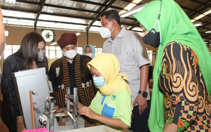 Anggota Komisi IV DPR RI Luluk Nur Hamidah melihat proses pembuatan Sigaret Kretek Tangan (SKT) saat Kunjungan Kerja di PT. Aroma Sukowati (Mitra Produksi Sigaret Sragen), Sabtu (26/3). (Foto: Dok. Istimewa)