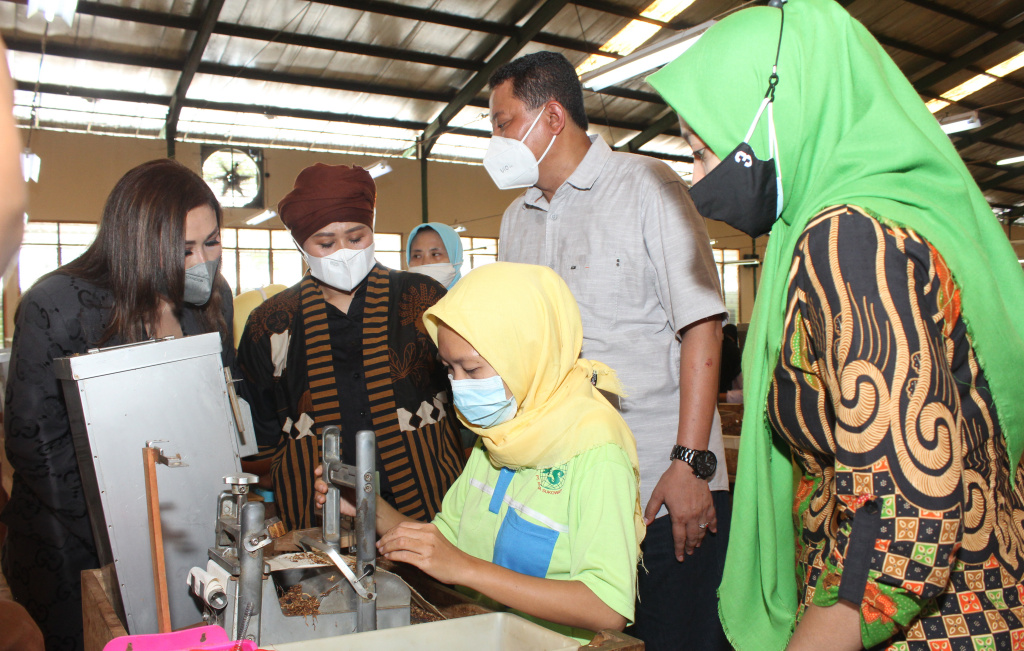 Anggota Komisi IV DPR RI Luluk Nur Hamidah melihat proses pembuatan Sigaret Kretek Tangan (SKT) saat Kunjungan Kerja di PT. Aroma Sukowati (Mitra Produksi Sigaret Sragen), Sabtu (26/3). (Foto: Dok. Istimewa)