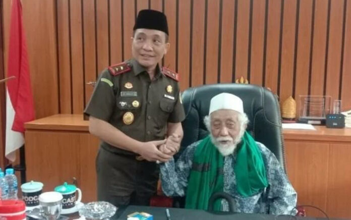 Abuya Muhtadi Dimyati bersama Kajati Banten Leonard Ezer Eben Simanjuntak di kantor Kejati Banten, Rabu (30/3/). (Foto: Istimewa)