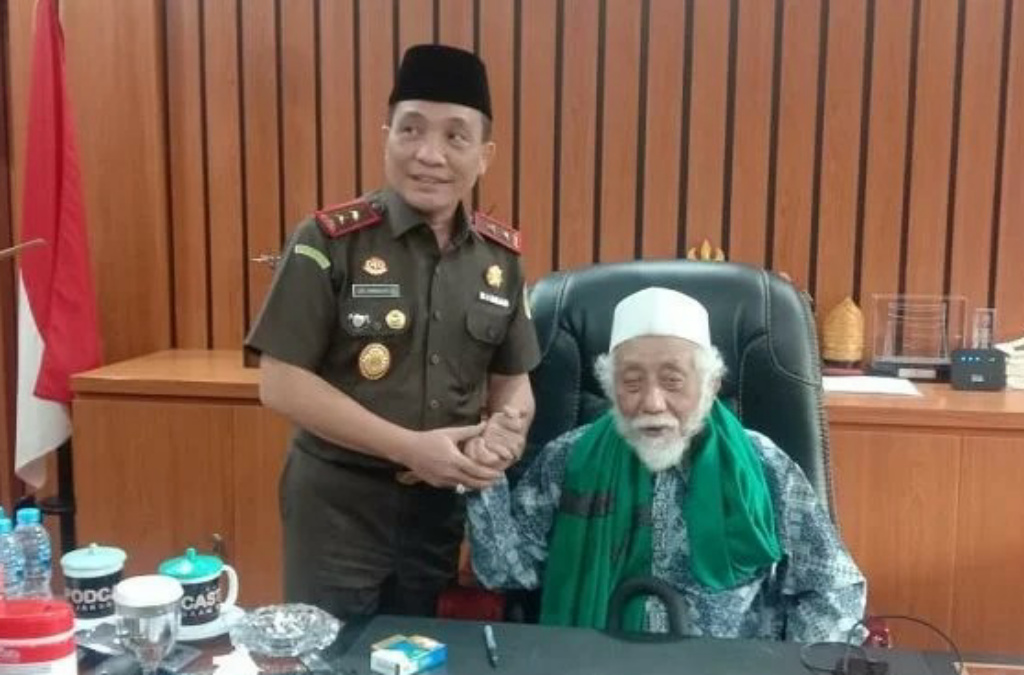 Abuya Muhtadi Dimyati bersama Kajati Banten Leonard Ezer Eben Simanjuntak di kantor Kejati Banten, Rabu (30/3/). (Foto: Istimewa)