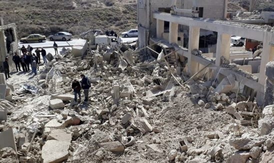 Sisa bangunan rumah yang dihancurkan oleh Israel pada Selasa (8/3). Foto: SANA.