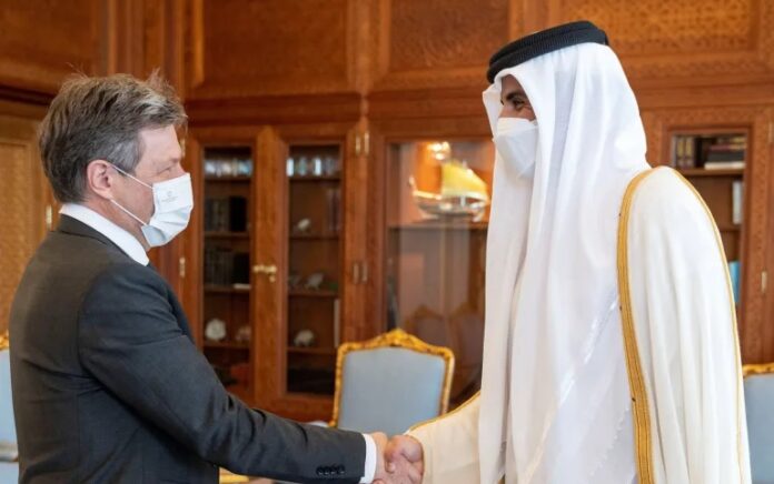 Emir Qatar Sheikh Tamim bin Hamad Al Thani berjabat tangan dengan menteri ekonomi Jerman Robert Habeck di Doha, Qatar, 20 Maret 2022 Foto: Amiri Diwan.