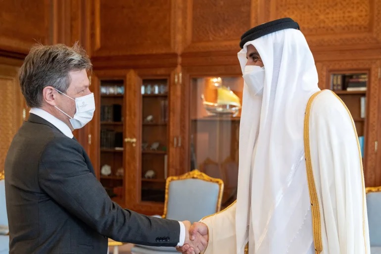 Emir Qatar Sheikh Tamim bin Hamad Al Thani berjabat tangan dengan menteri ekonomi Jerman Robert Habeck di Doha, Qatar, 20 Maret 2022 Foto: Amiri Diwan.