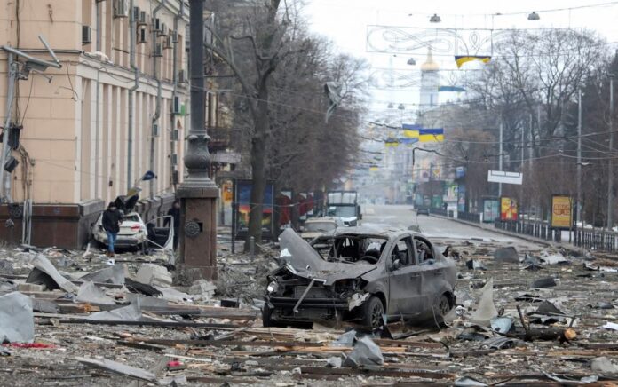 Pemandangan menunjukkan area di dekat gedung pemerintah daerah, yang menurut pejabat kota terkena serangan rudal, di pusat Kharkiv, Ukraina, 1 Maret 2022. Foto: Reuters.