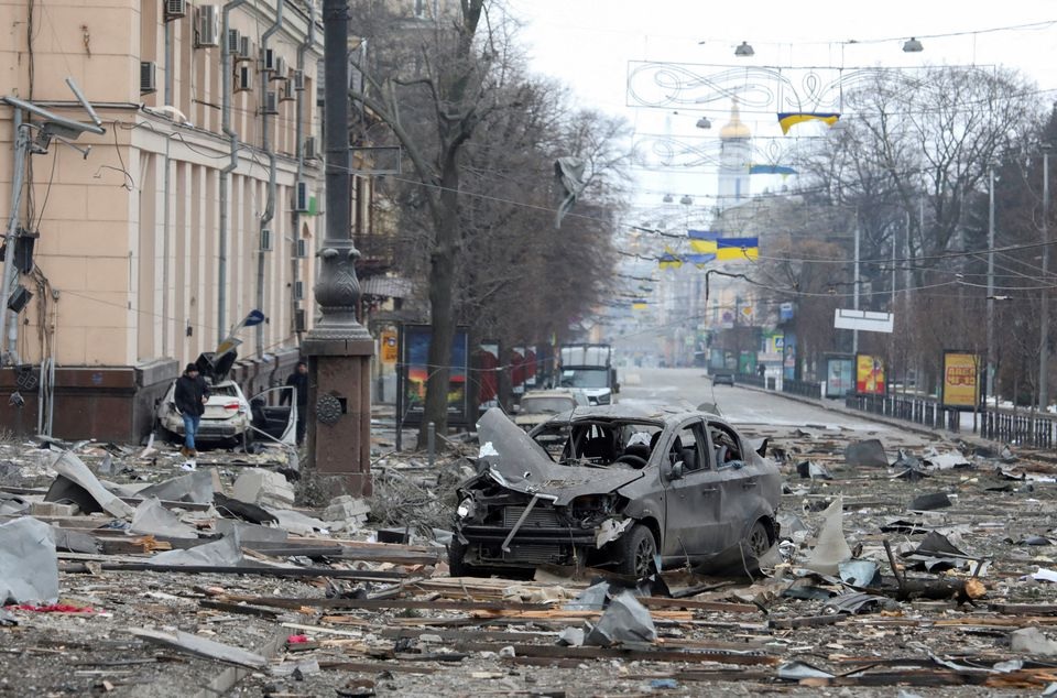 Pemandangan menunjukkan area di dekat gedung pemerintah daerah, yang menurut pejabat kota terkena serangan rudal, di pusat Kharkiv, Ukraina, 1 Maret 2022. Foto: Reuters.