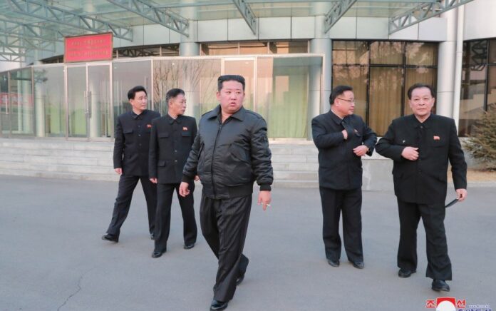 Kim Jong Un melihat perkembangan Badan Pengembangan Dirgantara Nasional (NADA). Foto: KCNA.