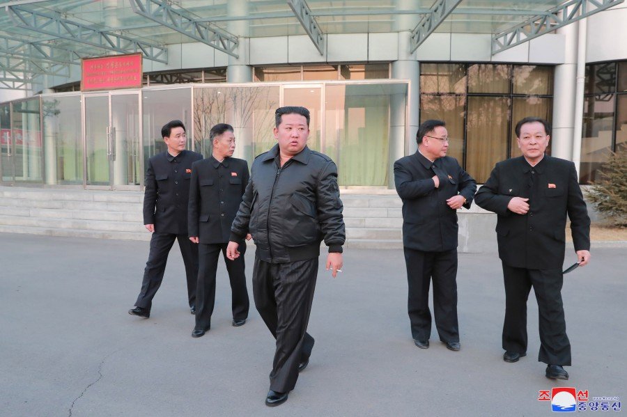 Kim Jong Un melihat perkembangan Badan Pengembangan Dirgantara Nasional (NADA). Foto: KCNA.