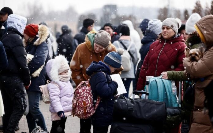 Orang-orang tiba di pusat akomodasi sementara setelah melarikan diri dari invasi Rusia ke Ukraina, di Korczowa, Polandia, 3 Maret. Foto: Yara Nardi/Reuters.