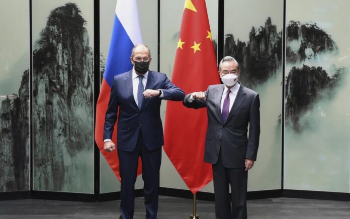 Dalam foto yang dirilis oleh Kantor Berita Xinhua ini, Menteri Luar Negeri China Wang Yi berfoto dengan Menteri Luar Negeri Rusia Sergei Lavrov di Tunxi, Provinsi Anhui China timur, Rabu, 30 Maret 2022. Foto: Zhou Mu/Xinhua via AP.