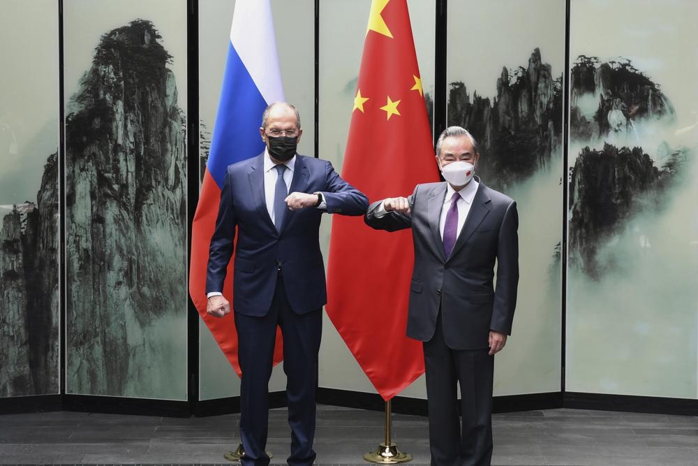 Dalam foto yang dirilis oleh Kantor Berita Xinhua ini, Menteri Luar Negeri China Wang Yi berfoto dengan Menteri Luar Negeri Rusia Sergei Lavrov di Tunxi, Provinsi Anhui China timur, Rabu, 30 Maret 2022. Foto: Zhou Mu/Xinhua via AP.
