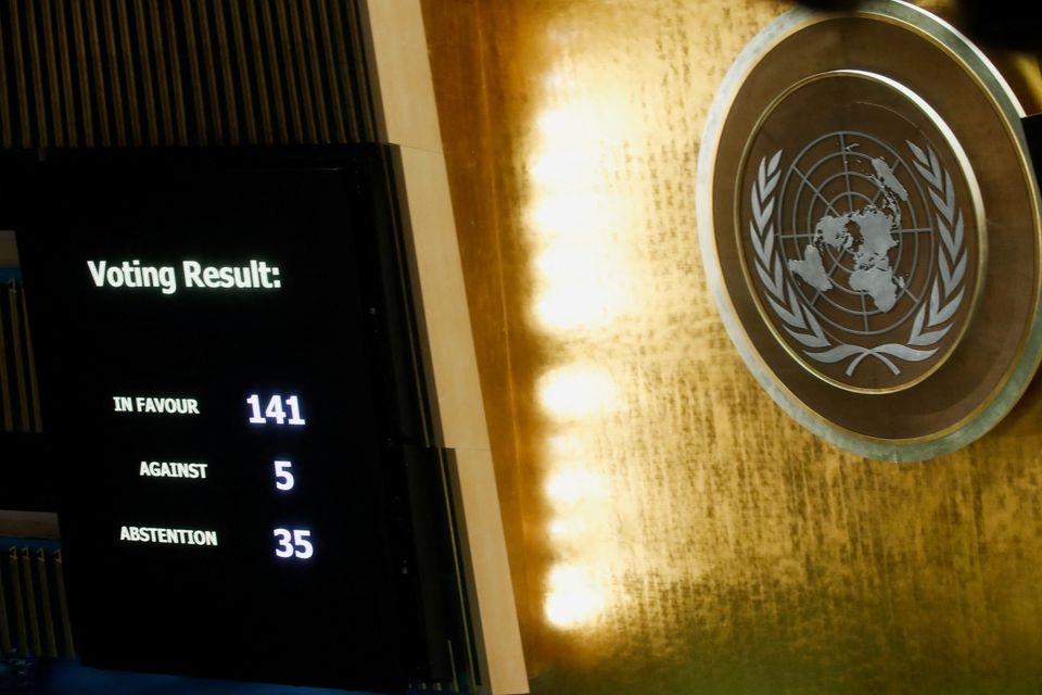 Hasil pemungutan suara selama sesi khusus darurat ke-11 dari 193 anggota Majelis Umum PBB tentang invasi Rusia ke Ukraina terlihat di Markas Besar PBB di Manhattan, New York City, AS, 2 Maret 2022. Foto: Reuters.