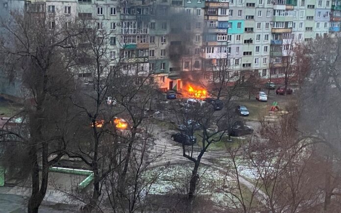 Kebakaran terlihat di Mariupol di daerah perumahan setelah penembakan di tengah invasi Rusia ke Ukraina 3 Maret 2022, dalam gambar ini diperoleh dari media sosial. Foto: Twitter @AyBurlachenko.