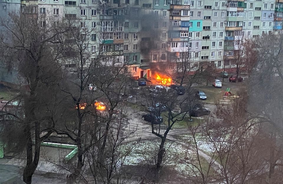 Kebakaran terlihat di Mariupol di daerah perumahan setelah penembakan di tengah invasi Rusia ke Ukraina 3 Maret 2022, dalam gambar ini diperoleh dari media sosial. Foto: Twitter @AyBurlachenko.