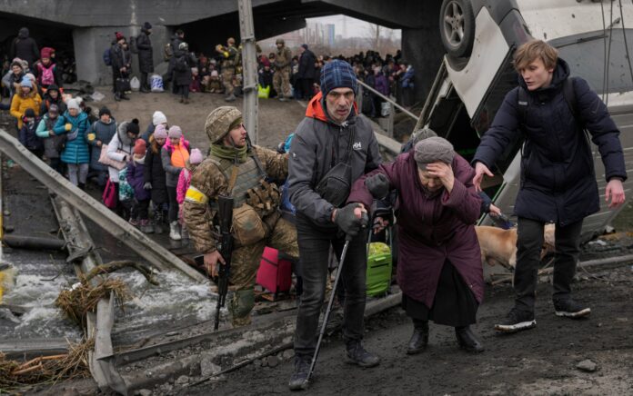 Tentara Ukraina membantu warga sipil untuk melakukan evakuasi di Mariupol. Foto: AJPlus.