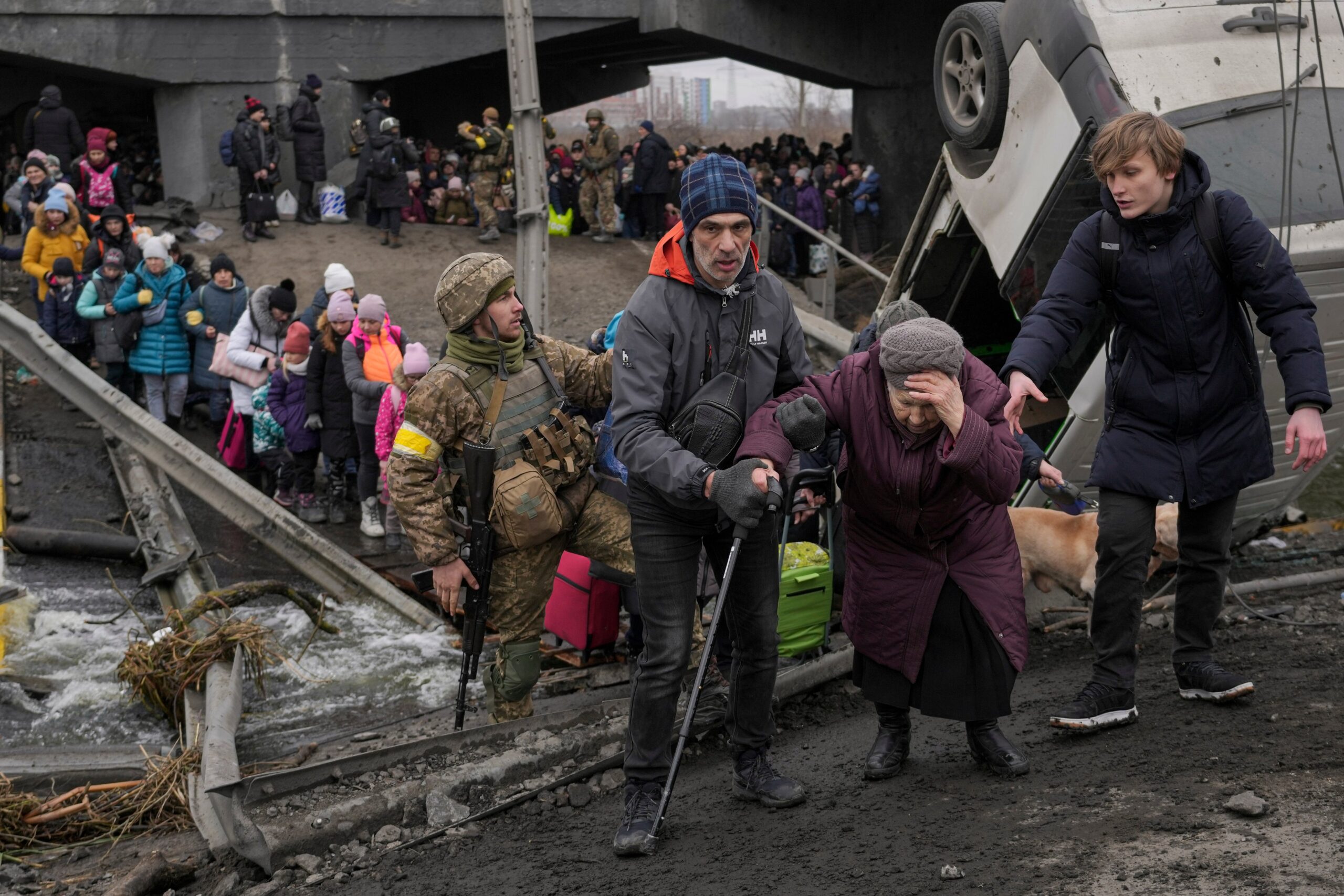Tentara Ukraina membantu warga sipil untuk melakukan evakuasi di Mariupol. Foto: AJPlus.