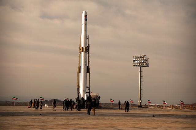 Satelit militer pertama bernama Noor terlihat diluncurkan ke orbit oleh Korps Pengawal Revolusi Iran, di Semnan, Iran 22 April 2020. Foto: WANA/Sepah News via Reuters.