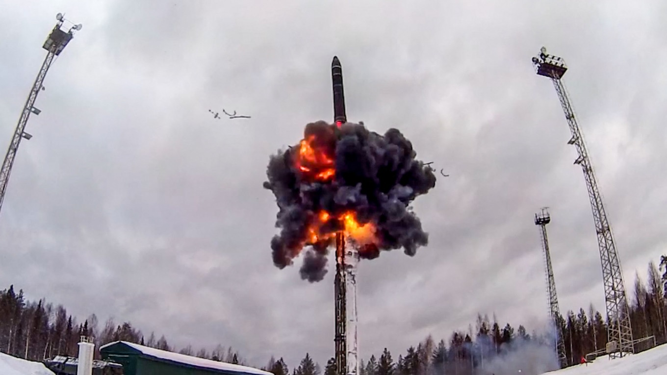 Sebuah rudal balistik antarbenua Yars diluncurkan saat peluncuran pelatihan sebagai bagian dari latihan Pasukan Pencegahan Strategis Grom-2022 di lokasi yang tidak ditentukan di Rusia. Foto: AFP Photo/Kementerian Pertahanan Rusia.