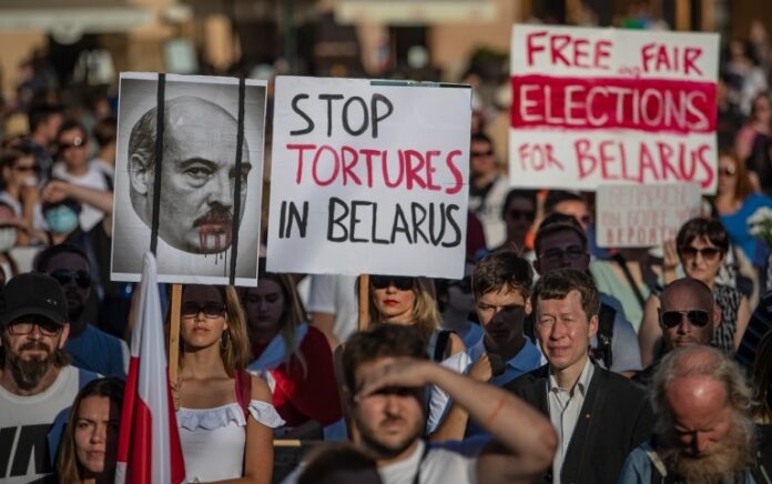 Orang-orang memprotes pemerintah Belarusia di Old Town Square di Praha, Republik Ceko. Foto: Martin Divisek/EPA.