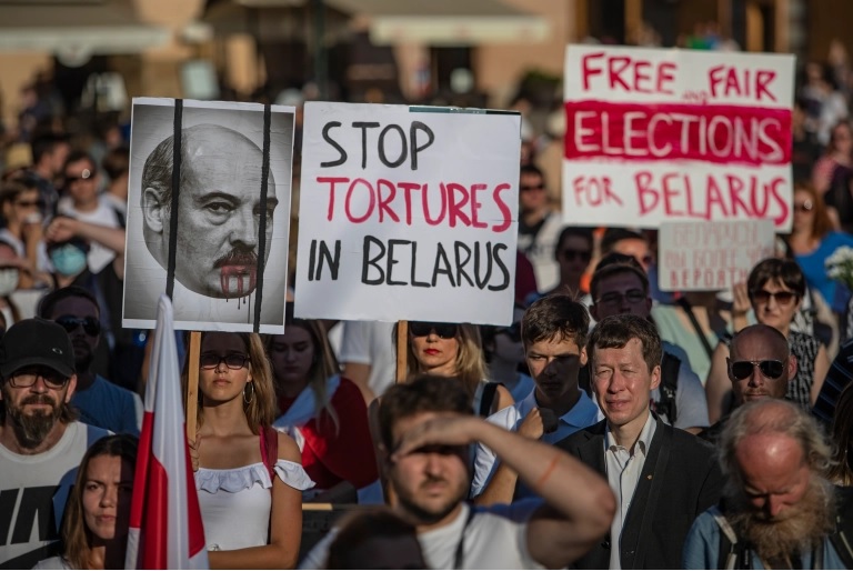 Orang-orang memprotes pemerintah Belarusia di Old Town Square di Praha, Republik Ceko. Foto: Martin Divisek/EPA.