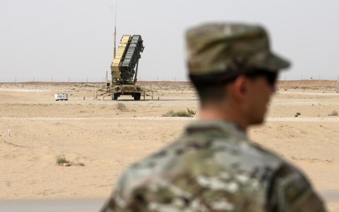 Seorang anggota Angkatan Udara AS berdiri di dekat baterai rudal Patriot di pangkalan udara Prince Sultan di al-Kharj, Arab Saudi tengah, pada 20 Februari 2020. Foto: AP Photo.