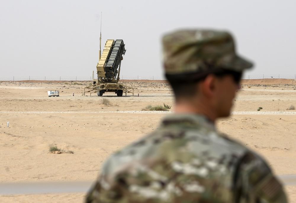 Seorang anggota Angkatan Udara AS berdiri di dekat baterai rudal Patriot di pangkalan udara Prince Sultan di al-Kharj, Arab Saudi tengah, pada 20 Februari 2020. Foto: AP Photo.