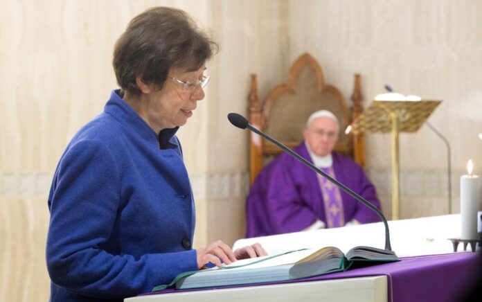 Wanita awam Italia Francesca Di Giovanni, yang disebut oleh Paus Fransiskus sebagai wanita pertama yang memegang jabatan tinggi di Sekretariat Negara Vatikan, berfoto di Vatikan, 23 Desember 2013. Foto: Reuters.