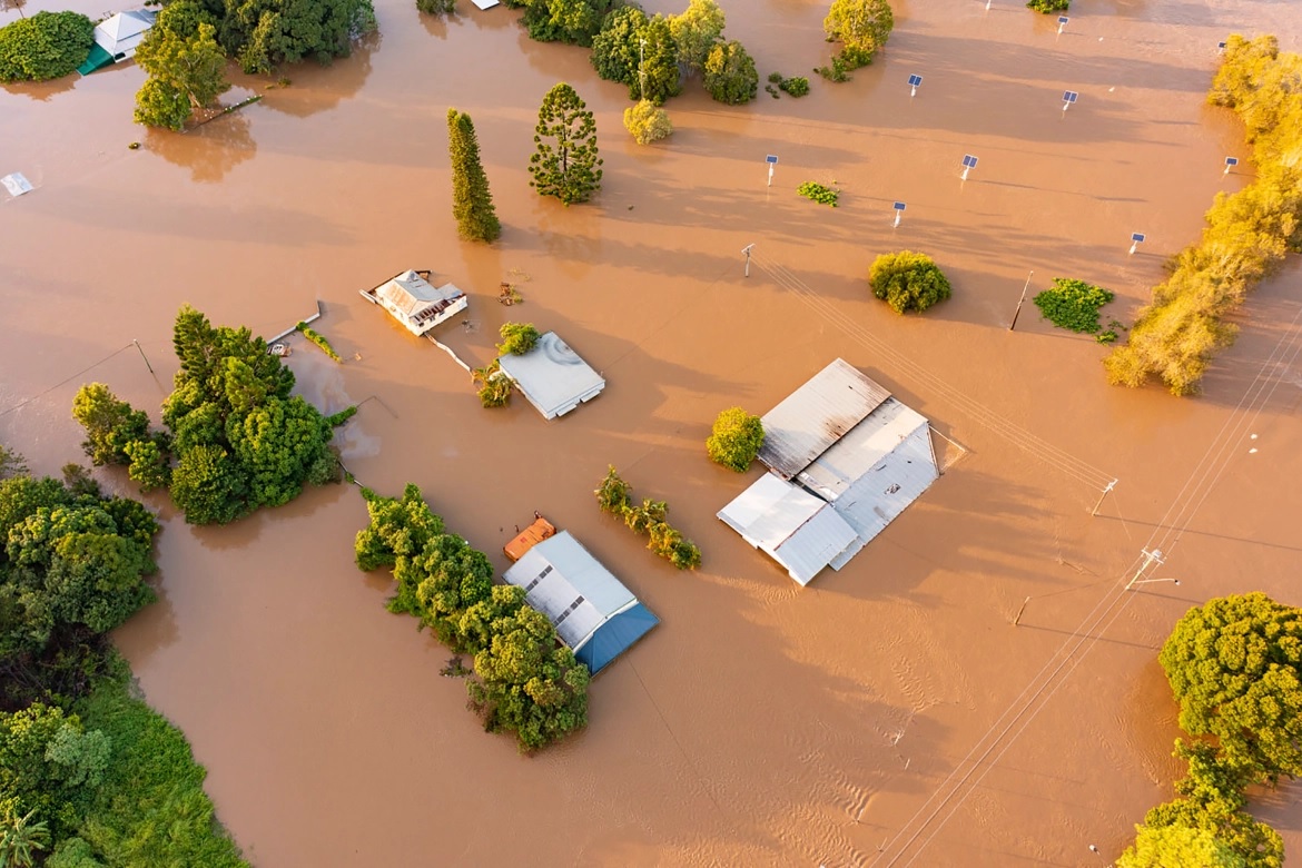 Jalan dan rumah terendam banjir di Maryborough, Australia. Foto: Layanan Kebakaran dan Darurat Queensland/HO Via AP.