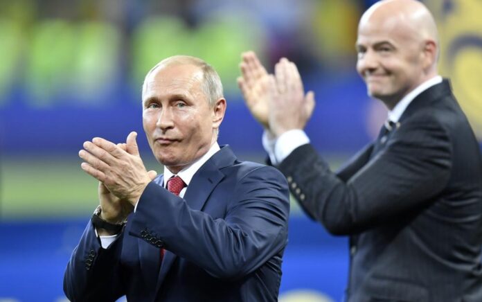 Presiden Rusia Vladimir Putin, kiri, bertepuk tangan di samping Presiden FIFA Gianni Infantino pada akhir pertandingan sepak bola final Piala Dunia 2018 antara Prancis dan Kroasia di Stadion Luzhniki di Moskow, Rusia, 15 Juli 2018. Foto: AP Photo.