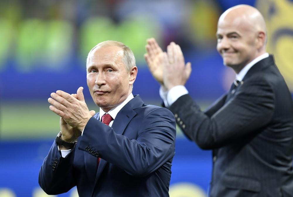 Presiden Rusia Vladimir Putin, kiri, bertepuk tangan di samping Presiden FIFA Gianni Infantino pada akhir pertandingan sepak bola final Piala Dunia 2018 antara Prancis dan Kroasia di Stadion Luzhniki di Moskow, Rusia, 15 Juli 2018. Foto: AP Photo.