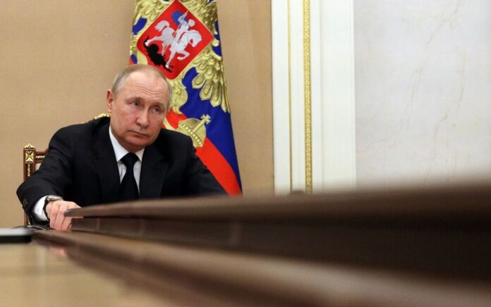 Presiden Rusia Vladimir Putin menghadiri pertemuan dengan anggota pemerintah melalui tautan video di Moskow, Rusia 10 Maret 2022. Foto: Reuters.