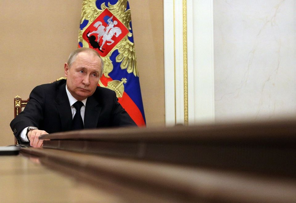 Presiden Rusia Vladimir Putin menghadiri pertemuan dengan anggota pemerintah melalui tautan video di Moskow, Rusia 10 Maret 2022. Foto: Reuters.
