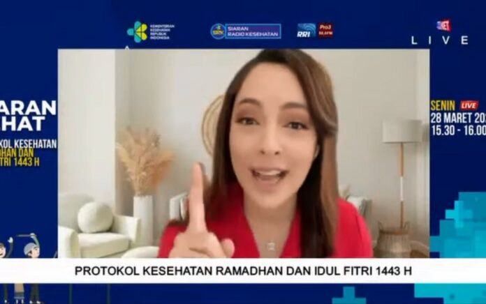 Juru Bicara Pemerintah untuk COVID-19 Reisa Broto Asmoro pada Siaran Sehat ‘Protokol Kesehatan Ramadhan dan Idul Fitri 1443’ dalam kanal YouTube RRI NET, Senin (28/3). (Foto: Tangkap Layar)