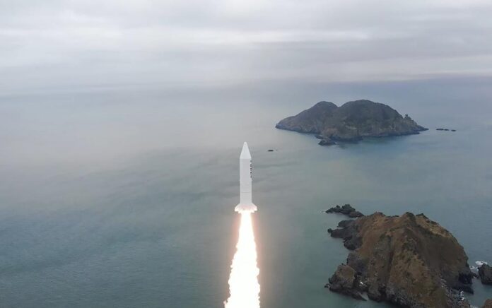 Dalam foto yang disediakan oleh Kementerian Pertahanan Korea Selatan ini, roket berbahan bakar padat Korea Selatan diluncurkan di lokasi yang dirahasiakan di Korea Selatan, Rabu, 30 Maret 2022. Foto: Kementerian Pertahanan Korea Selatan via AP.