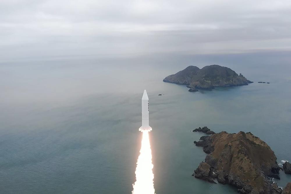 Dalam foto yang disediakan oleh Kementerian Pertahanan Korea Selatan ini, roket berbahan bakar padat Korea Selatan diluncurkan di lokasi yang dirahasiakan di Korea Selatan, Rabu, 30 Maret 2022. Foto: Kementerian Pertahanan Korea Selatan via AP.